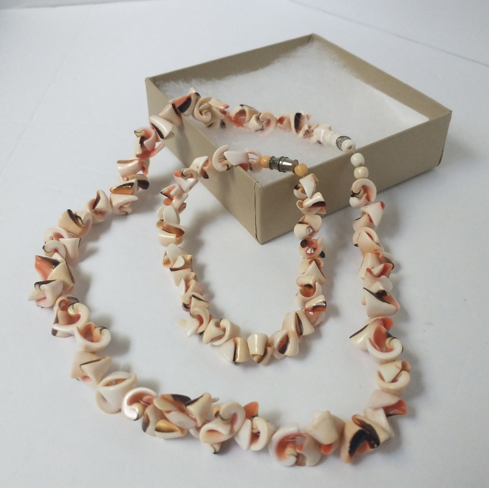 90s Vintage Luhuanus Shell Choker Necklace and Bracelet Set